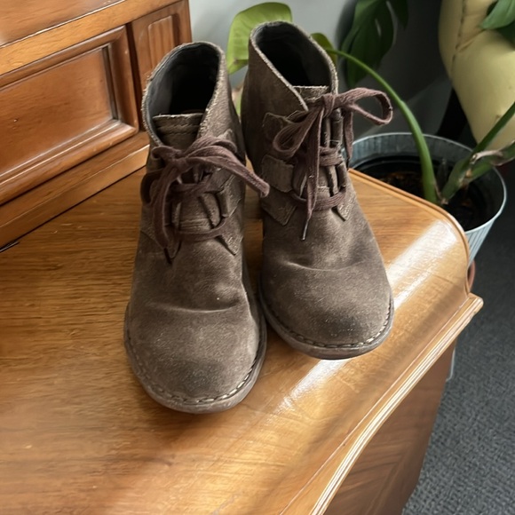 Women’s size 7 Clarks heeled booties. - Picture 3 of 5